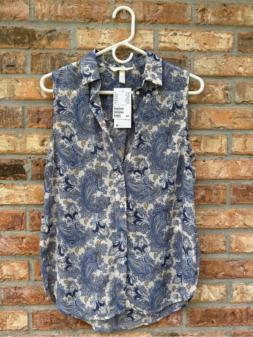 H&M Blue, White & Tan Paisley Sleeveless Button-Up Blouse